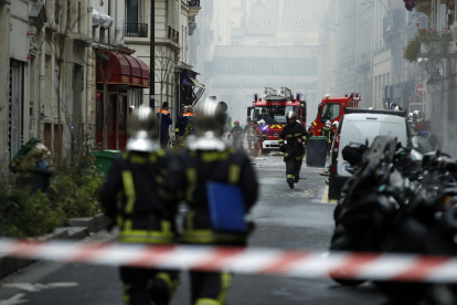 Equips d’emergència treballant al lloc de l’explosió en una fleca del centre de París.