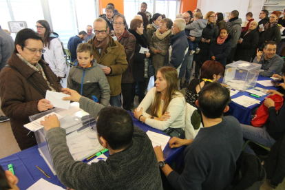 Ciutadans votant dijous en un col·legi electoral de la capital lleidatana.