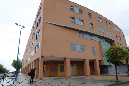 Bloc d’habitatges de Valladolid des del qual es va precipitar la víctima del succés, ahir.