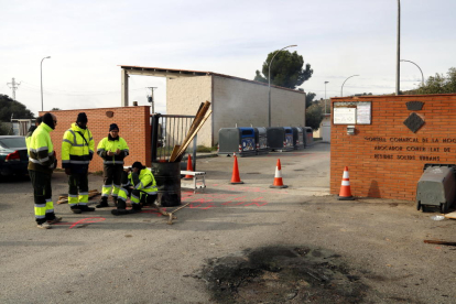 Alguns treballadors de l'empresa de recollida d'escombraries a la Noguera bloquejant l'accés a la deixalleria, amb motiu de la vaga indenfinida.