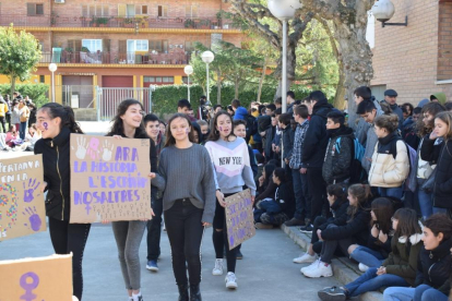 Alumnes de Batxillerat del Guindàvols, davant un mural sobre la violència de gènere en la mitologia.