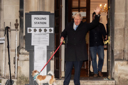 El líder de los conservadores, Boris Johnson, acudió a votar con su perro, que pudo entrar con él al colegio electoral.