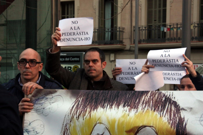 Manifestació contra els casos de pederàstia a Maristes.