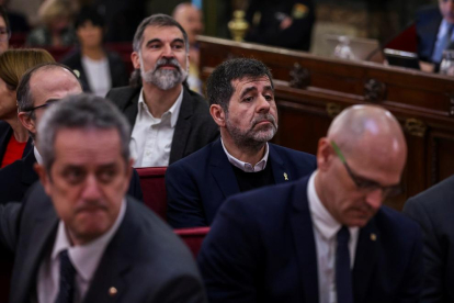 Els exconsellers llueixen l'ensenya del Govern i Jordi Sànchez el llaç groc