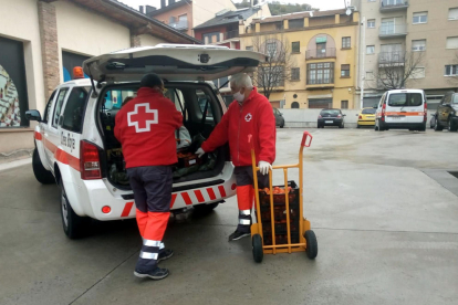 Voluntaris de Creu Roja descarreguen menjar a l'Alt Urgell.