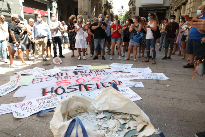 El sector de l’hostaleria va sortir al carrer a finals de juliol a Lleida perquè no volia pagar els plats trencats de la crisi.