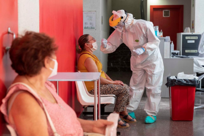 Una infermera porta a terme una prova PCR a una pacient en un hospital de Múrcia.