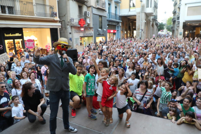 La plaça Paeria de Lleida, de gom a gom durant les festes de l’any passat durant el pregó del Sr. Postu.