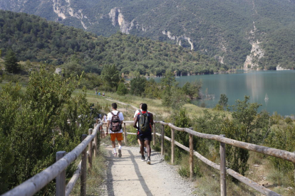 Excursionistas comenzando a hacer la ruta para llegar al congosto de Mont-rebei desde Sant Esteve de la Sarga.