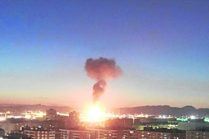 La explosión provocó una gran columna de fuego y humo que fue visible a varios kilómetros.
