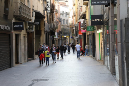 Vista del Eix Comercial de Lleida ayer por la tarde, con algunos transeúntes. 