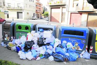 A Artesa de Segre les escombraries ja s’acumulen als carrers.
