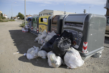 A Artesa de Segre les escombraries ja s’acumulen als carrers.