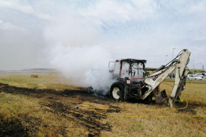 Els bombers sufoquen un incendi en un tractor i un sembrat a Corbins