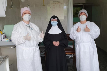 Les professionals sanitàries, amb la mare superiora de la Llar de Sant Josep de la Seu.