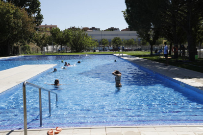 Banyistes que van inaugurar a començaments d’agost la temporada de bany a les piscines de Balàfia.