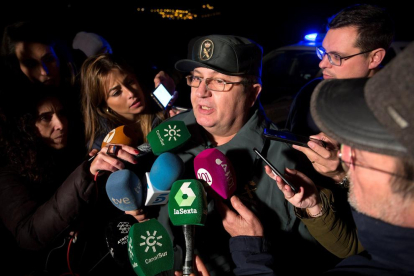 El portavoz de la Guardia Civil de Málaga atiende los medios domingo por la noche.