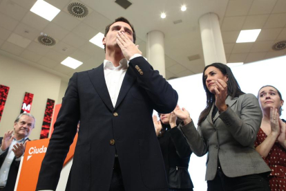 Rivera llança als seus col·laboradors el que va ser el seu últim petó com a president de Ciutadans.