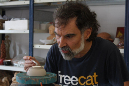El president d’Òmnium, Jordi Cuixart, pintant una peça de ceràmica a la presó de Lledoners.
