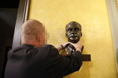 Imatge de la retirada del bust de Joan Carles I del Saló de Sessions de la Paeria de Lleida.