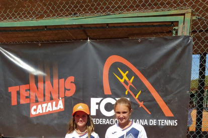 Les dos tenistes del CN Lleida, amb el trofeu aconseguit.