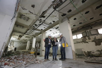 Una visita de les obres el maig passat en l’inici de les demolicions a l’interior de l’edifici de l’Audiència.