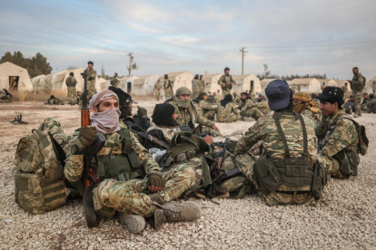 Tropas turcas toman un descanso en su avance en el norte de Siria.