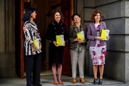 Montero ha arribat al Congrés puntualment a les 10:00 hores juntament amb la sotssecretària d'Estat d'Hisenda, Pilar Paneque, i les secretàries d'Estat de Pressupostos, María José Gualda; i d'Hisenda, Inés Bardón.
