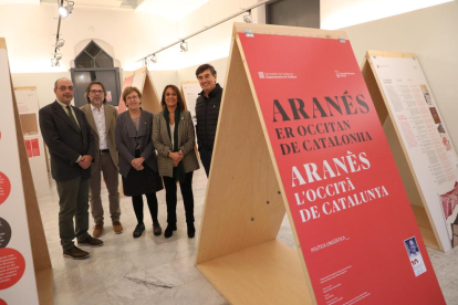 La directora de Política Lingüística, Ester Franquesa (segona per la dreta), va inaugurar ahir l’exposició.