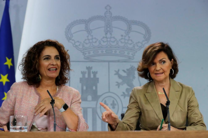 La ministra d’Hisenda, María Jesús Montero, i la vicepresidenta del Govern central, Carmen Calvo, ahir.