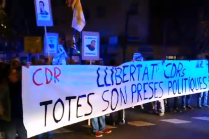 Als carrers - Activistes dels CDR van tallar ahir a la tarda l’avinguda Meridiana de Barcelona en senyal de protesta per l’empresonament de set companys acusats de terrorisme per l’Audiència Nacional. A més, ahir mateix, els seus advocats d ...