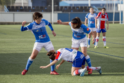 Hisui i Alexia miren de prendre la pilota a Gaste, futbolista de l’Alabès.