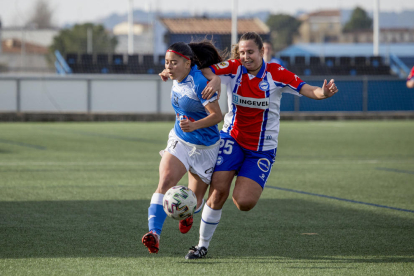 Hisui i Alexia miren de prendre la pilota a Gaste, futbolista de l’Alabès.