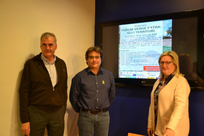 L'alcalde de Torrebesses, Mario Urrea, l'alcaldessa de la Granadella, Elena Llauradó,i el diputat provincial Carles Gibert, presentant el 2n Fòrum Verge Extra.
