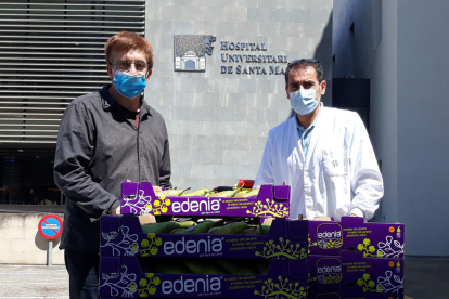 La DOP Pera de Lleida entrega unes peces de fruita per al personal sanitari lleidatà