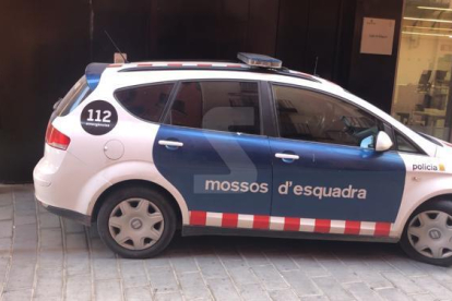 El vehículo policial que ha llevado al acusado hasta el juzgado de Balaguer.