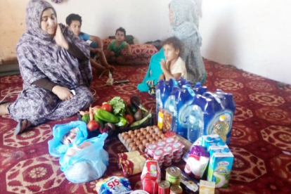 Una familia saharaui con uno de los lotes de alimentos.