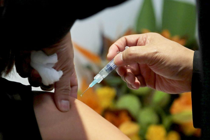 Un pacient rep la vacuna de la grip.