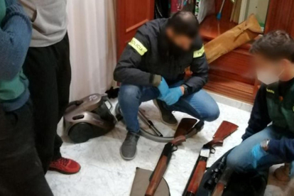 Vista del material confiscat pels agents als detinguts a Pamplona i Ronda.
