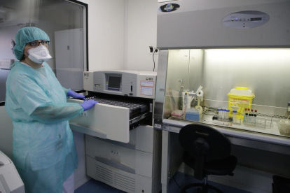 Una profesional trabajando las nuevas instalaciones del laboratorio de Microbiología.