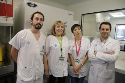 Una profesional trabajando las nuevas instalaciones del laboratorio de Microbiología.