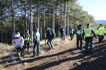 Els participants a la batuda abans d’endinsar-se en un bosc per intentar localitzar el boletaire.