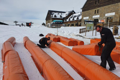 Imagen de los preparativos en Port Ainé para el estreno de la temporada de esquí. 