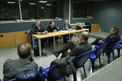 Salva Solsona, Ferran Vidal y Eduard Segarra, sentados en la mesa, ayer en la junta de accionistas.