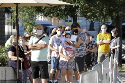 Ahir es van formar llargues cues de persones a ple sol al barri barceloní de Torre Baró per participar en el cribratge amb proves PCR.