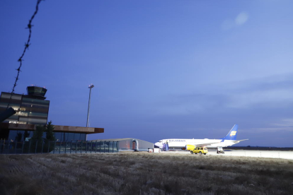 Imagen del primero de los aviones de Icelandair que llegó ayer al aeropuerto de Alguaire. 