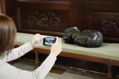 El busto del rey emérito, en un banco tras ser retirado