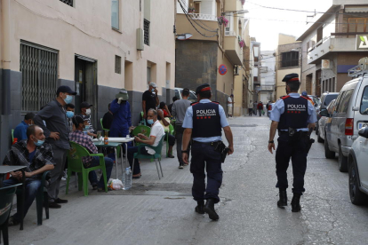 Imatge d’una patrulla d’agents dels Mossos d’Esquadra ahir a la tarda a Aitona.