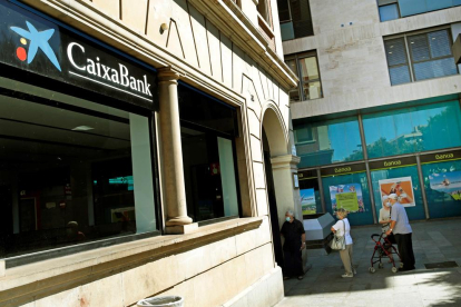 Vista d'una oficina de Bankia i una altra de CaixaBank al centre de L'Hospitalet.