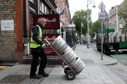 Los preparativos para reabrir los bares en Irlanda ya están en marcha.